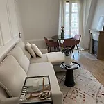 Au Pied De La Tour Eiffel: Superbe Appartement