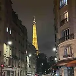 Au Pied De La Tour Eiffel: Superbe Appartement
