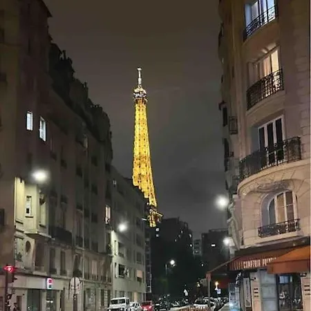 Au Pied De La Tour Eiffel: Superbe